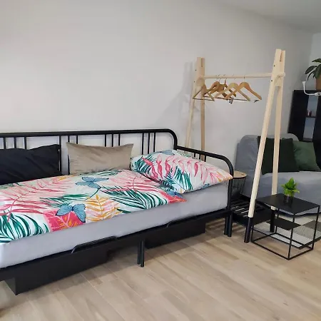 Appartement Moderni Byt V Rodinnem Dome S Bazenem A Zahradou